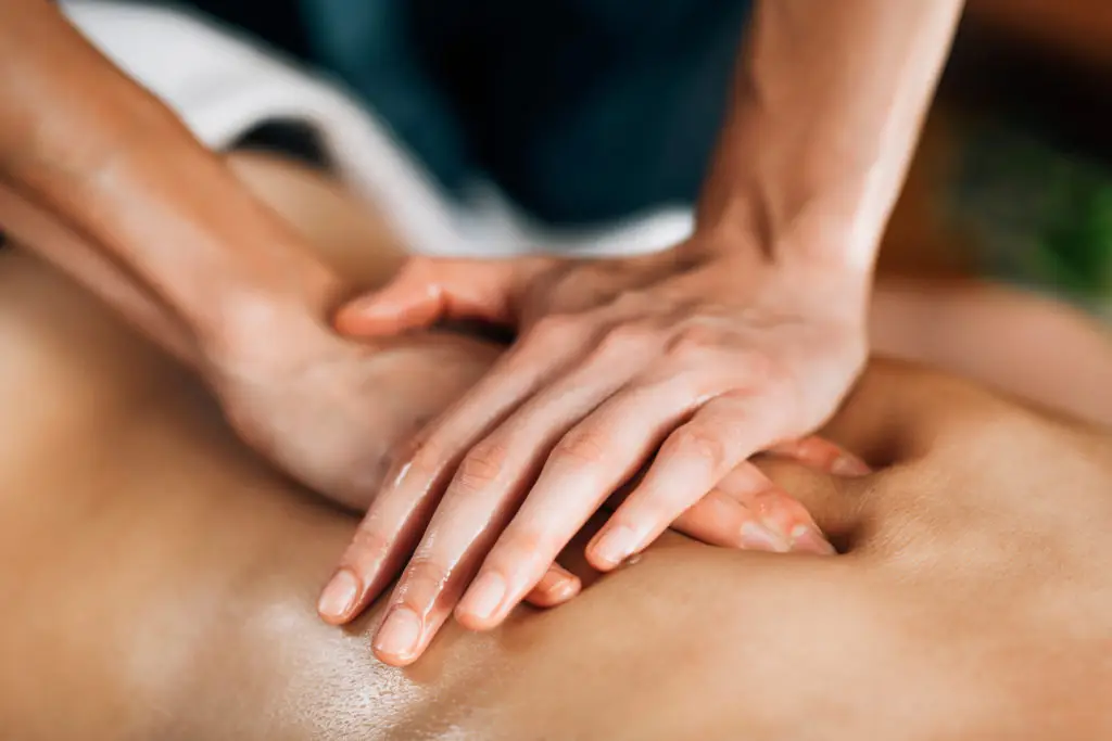 Massaggiatore che pratica massaggio ayurveda