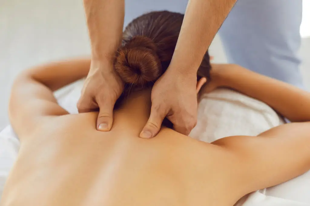 Massaggiatore che fa massaggio miofasciale