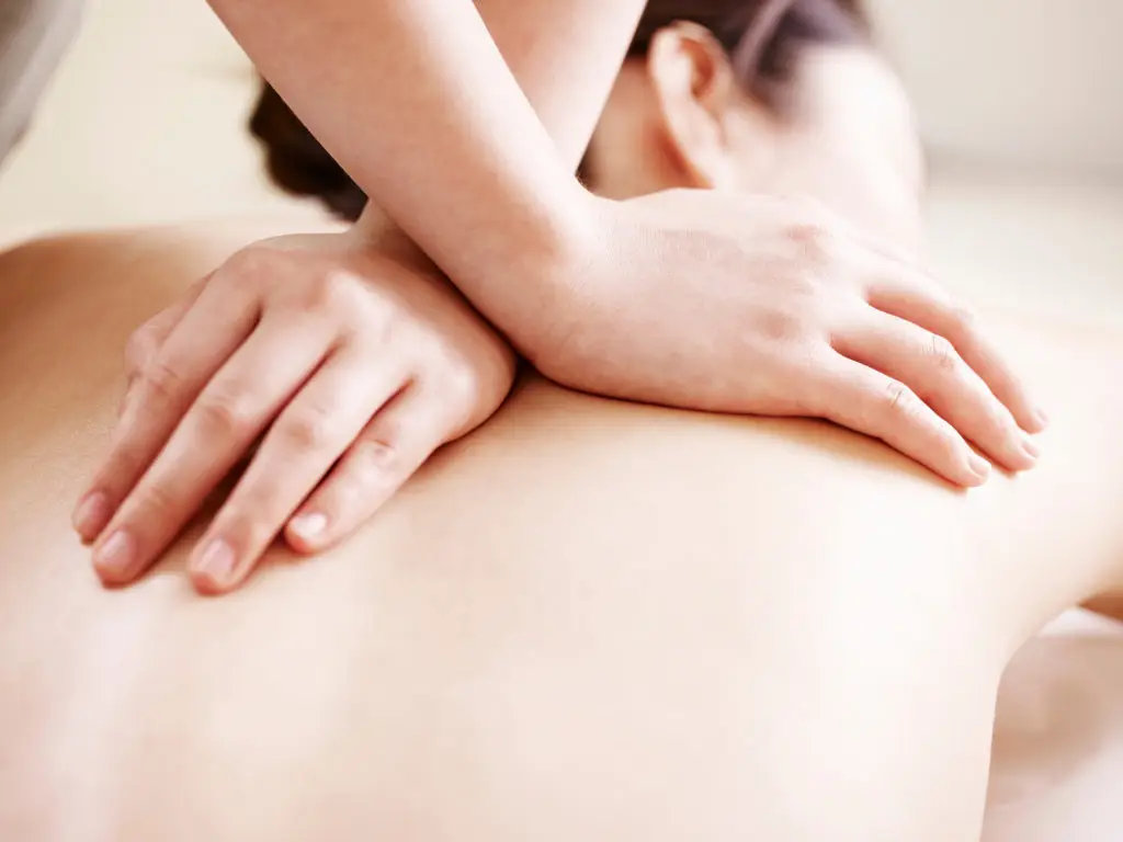 massaggiatrice che fa massaggio shiatsu