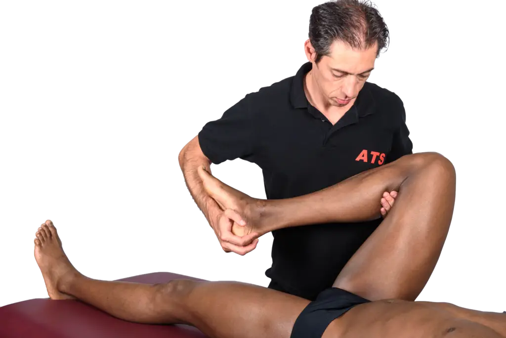 massaggiatore sportivo che pratica un massaggio